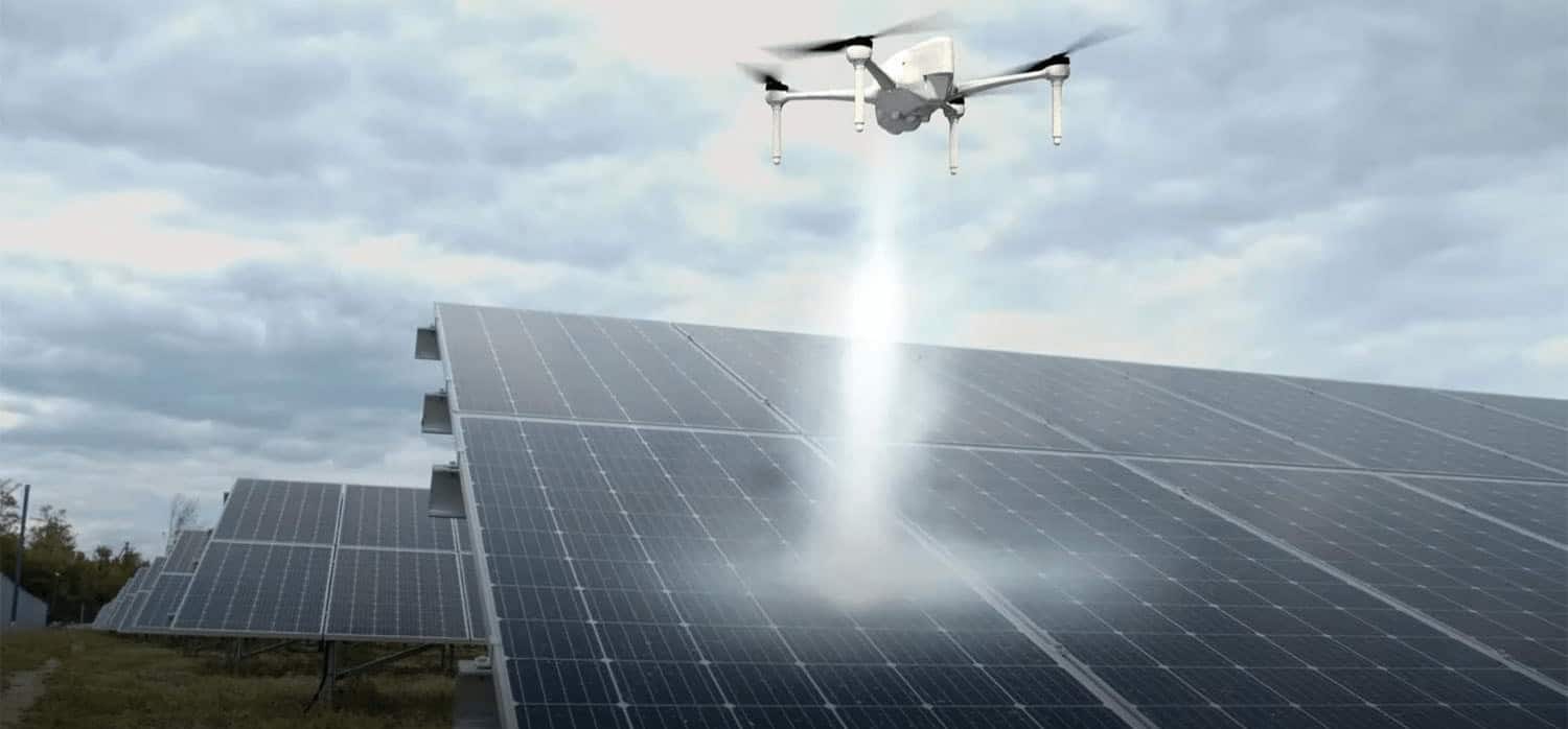 Reinigung von Solarpanels mit Drohnen